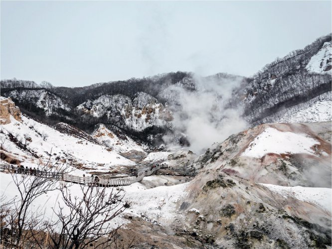 登别是北海道最著名的温泉乡，选择日归温泉来感受这飘雪温泉乡的美