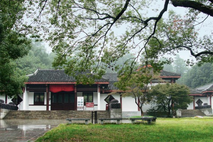 雨谒花明楼，再现光辉形象的铜像